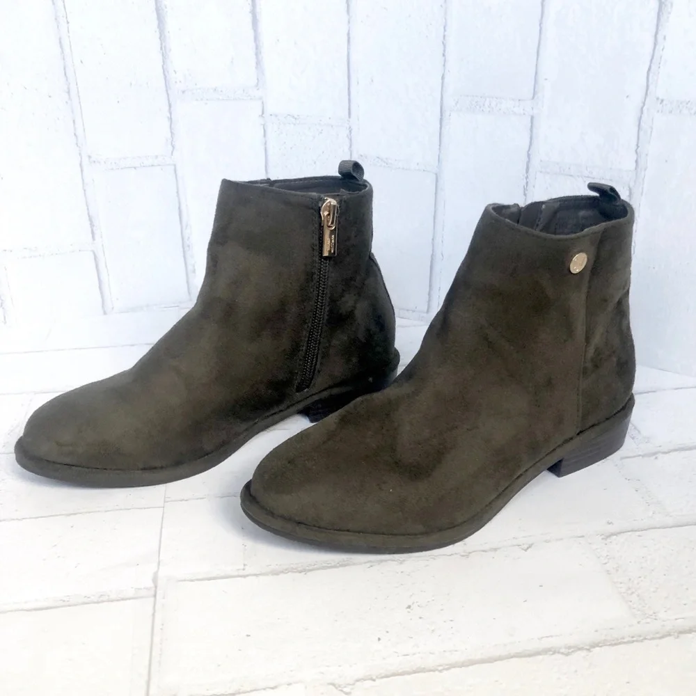 Stuart Weitzman Girls Olive Lowland Low Suede Ankle Bootie Size 2